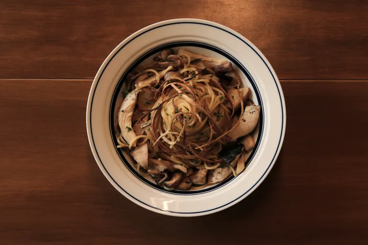 熱炒辣椒多種蕈菇雞肉麵以新鮮蒜油、辣椒與日式照燒醬油為主調，加入多種類的蕈菇和酥炸牛蒡絲，口感豐富清香。青春漢堡提供