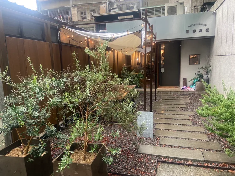 青春漢堡台北世貿店位於北市信義區莊敬路178巷20號對面巷內