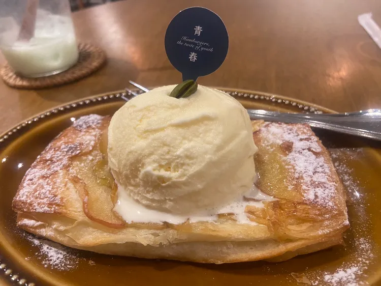 烤蘋果可頌派與冰淇淋27層可頌派皮，與西西里杏仁餡、糖漬蘋果與香草冰淇淋搭配，香甜酥脆。青春漢堡提供