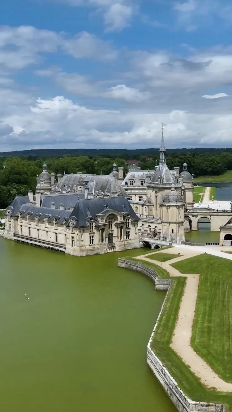 大秀舉辦在巴黎近郊城堡Château de Chantilly。翻攝品牌IG