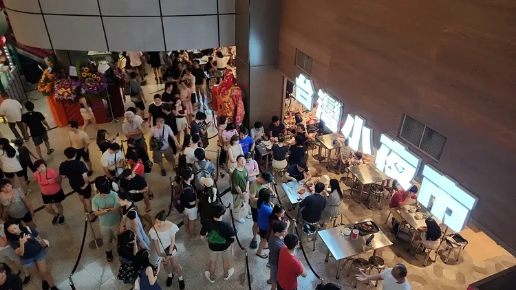 以台灣小吃為賣點的美食廣場生意興隆。壹蘋新聞網攝