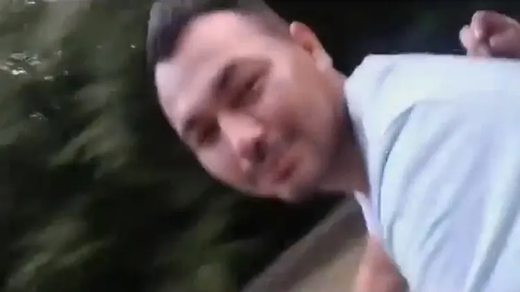 車禍發生前，騎士還轉頭看向女友的手機鏡頭，沒有留意路況。翻攝自推特