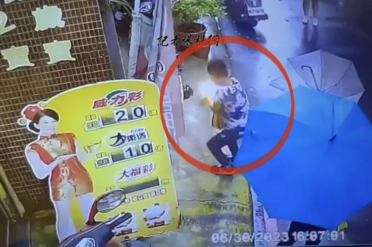 智慧錶在男童手上爆炸起火。翻攝畫面
