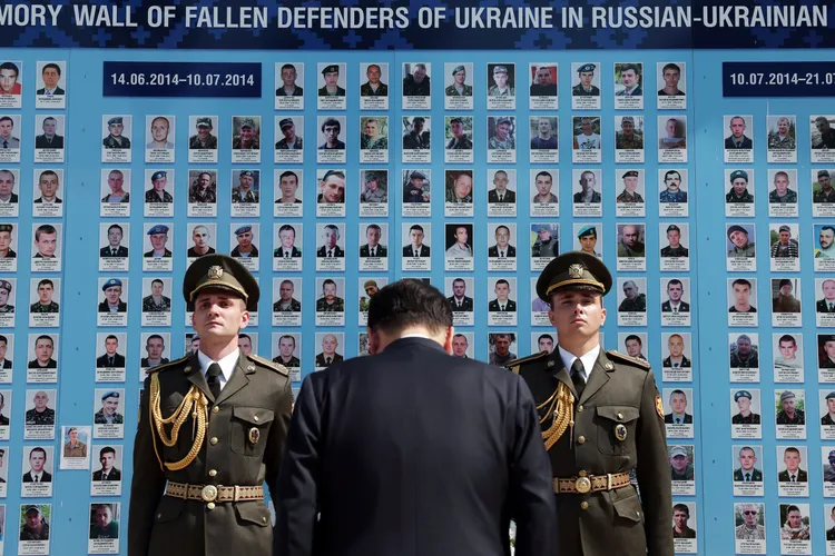 尹錫悅在烏克蘭陣亡將士牆前哀悼。路透社