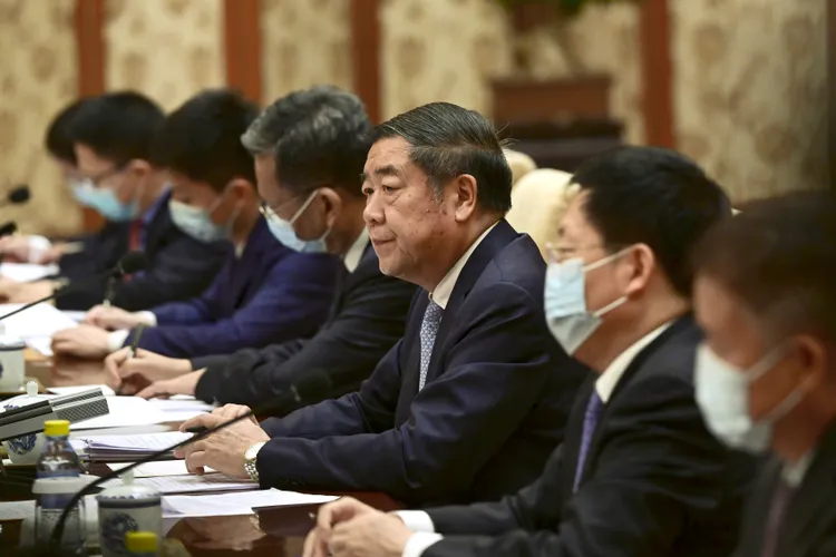 中國國務院副總理何立峰（中）已成為中美經貿中方牽頭人，負責主要談判工作。美聯社