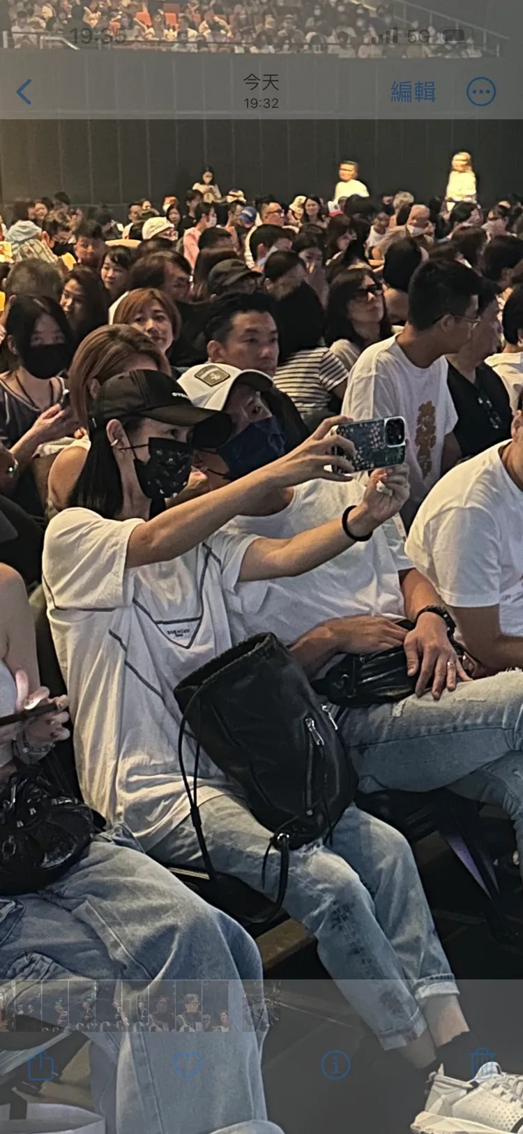 林依晨(戴黑帽者)跟老公玩自拍。林丞偉攝