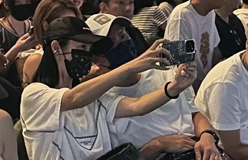 直擊|零負評女神林依晨被爆8年婚變 被捕獲跟男生玩自拍放閃