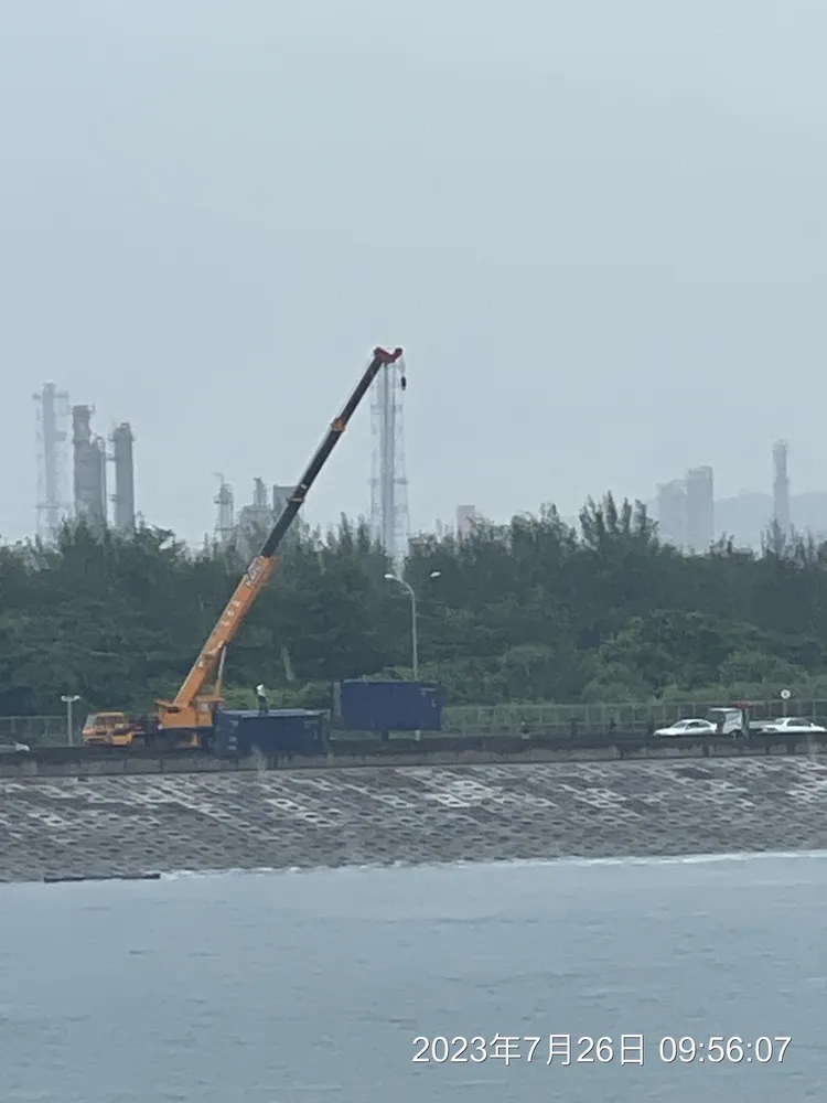 港務公司加緊處理天使輪漂流貨櫃。港務公司提供