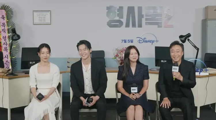 李星民（右起）提到退休後只想玩，讓景收真、李學周、金信祿都笑了。Disney+提供