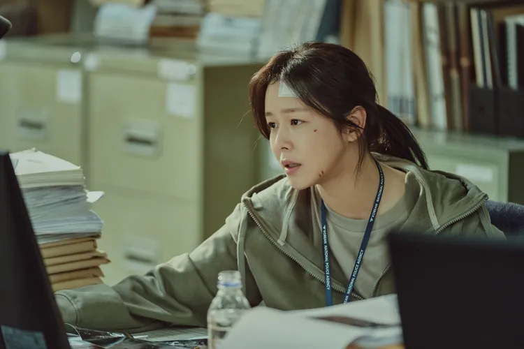 景收真扮演的正義刑警「李成雅」，第2季會揭開與李興民的關係。Disney+提供