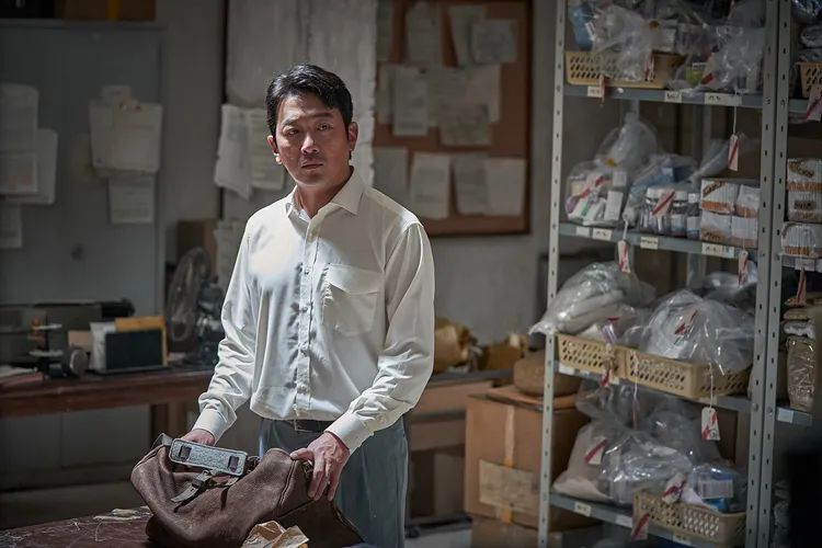 河正宇飾演外交官，片中被狗追來真的。車庫娛樂提供