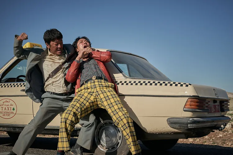 河正宇（左）片中到黎巴嫩救同事卻被追擊，坐上朱智勛的車。車庫娛樂提供