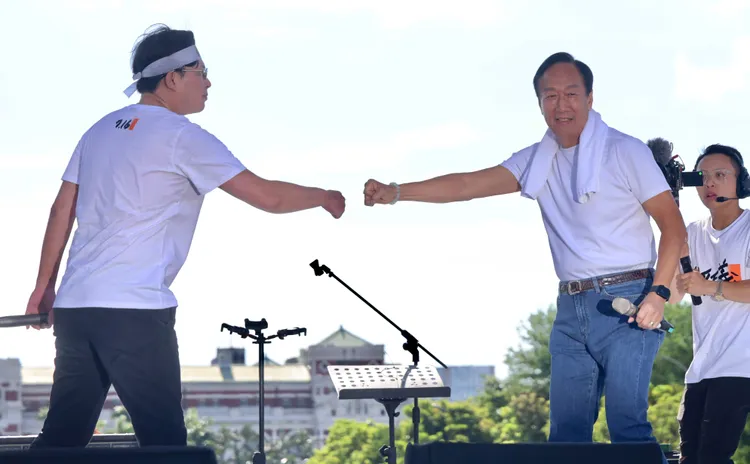 郭台銘凱道與侯友宜、柯文哲零互動。林林攝