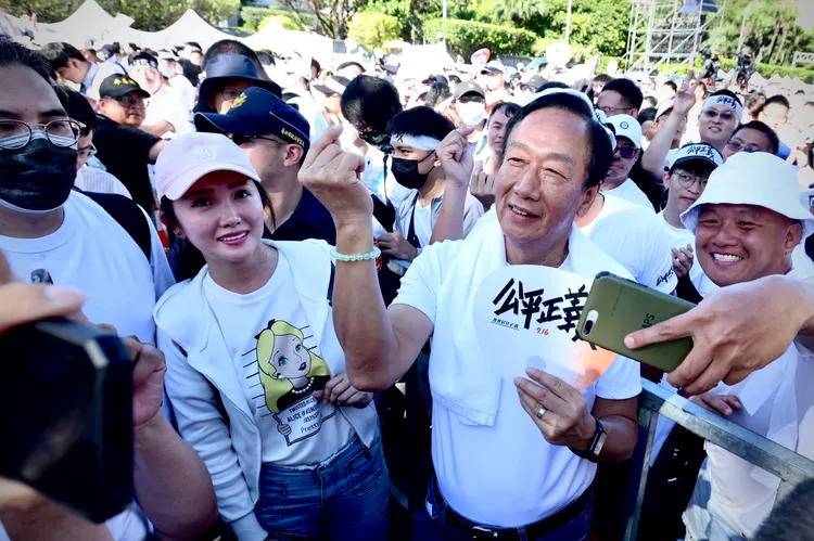 郭台銘凱道與侯友宜、柯文哲零互動。林林攝