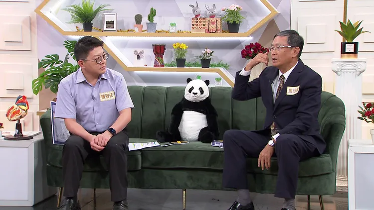 馬西屏（右）與心臟內科醫師陳冠任分享心肌梗塞會出現的症狀與急救方式。