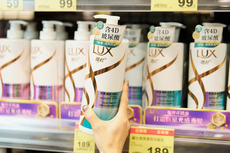 ▲【LUX柔亮清爽洗髮乳】非常適合夏天頭髮容易油膩扁塌的人洗。