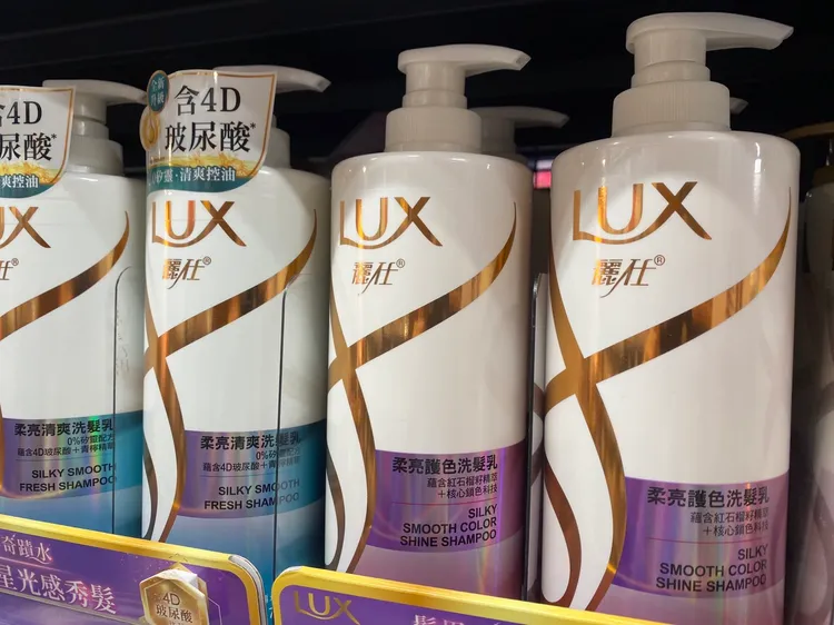 ▲【LUX柔亮護色洗髮乳】擁有LUX核心鎖色科技，能讓秀髮亮麗持色12周。