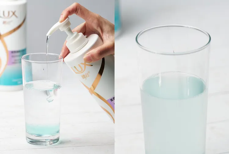 ▲實際測試「LUX髮界奇蹟水」的去油力，將【LUX柔亮清爽洗髮乳】調和至水中，一開始水面十分乾淨。