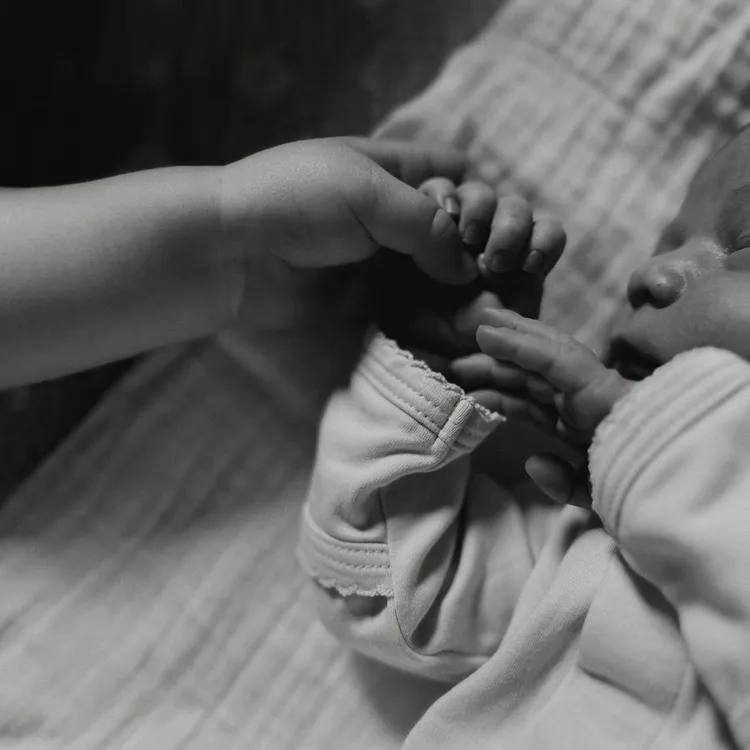 照片中小Baby緊緊握著哥哥Levi Joseph的手，畫面溫馨可愛。翻攝karliekloss IG