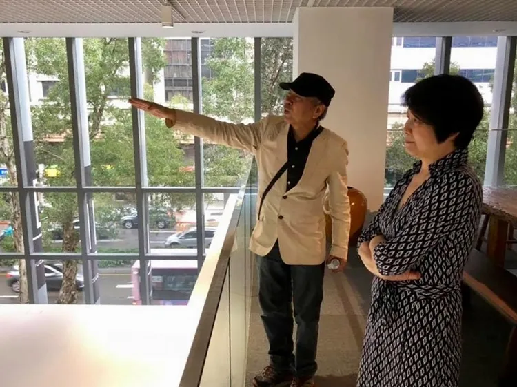 謝春德在北師美術館觀展。翻攝典藏簡秀枝專欄