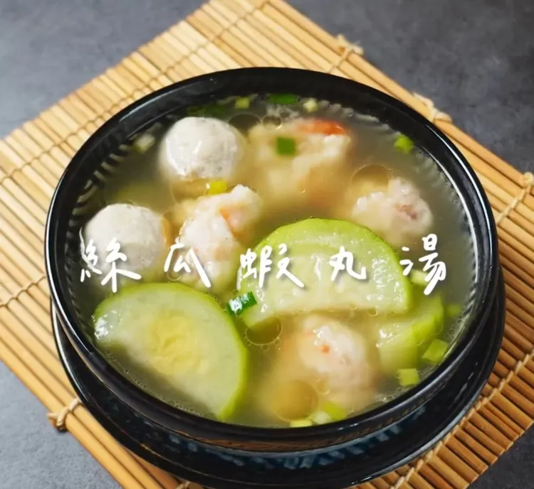 絲瓜蝦丸湯2人份食材:絲瓜1條、
蒜末10克、小魚乾5克、昆布高湯450毫升、水450毫升、蝦漿200克
鹽巴1茶匙、蔥花15克、白胡椒粉1克、香油1茶匙。
IG @woodywoody315 提供