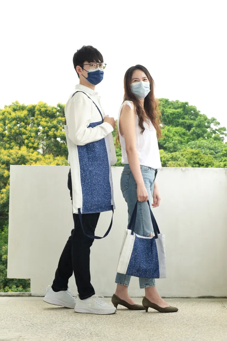 仿丹寧牛仔口罩的側背提袋，揹起來超有型。業者提供