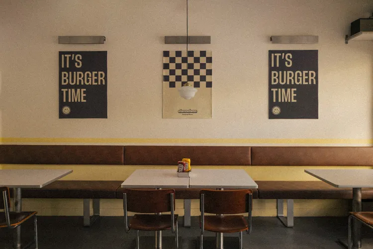 CHENN CHENN X RUNNYEGG BURGER聯名快閃店。CHENN CHENN提供