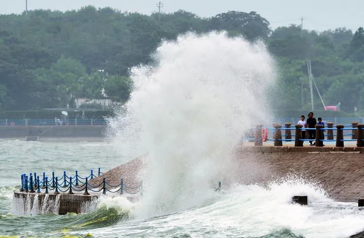 杜蘇芮今天在青島掀起大浪。新華社