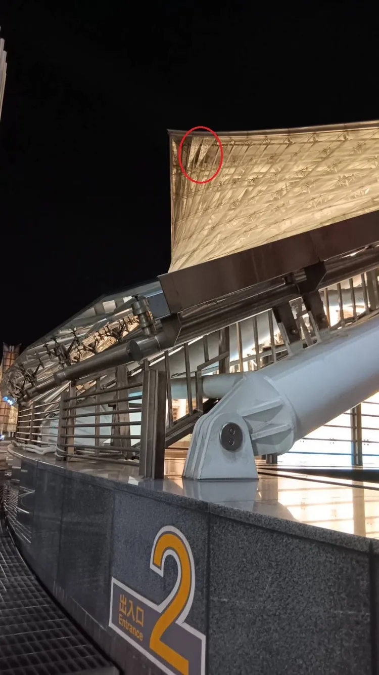 警方發現二號(圖)及三號出入口，合計共有四片玻璃遮罩破裂。翻攝畫面