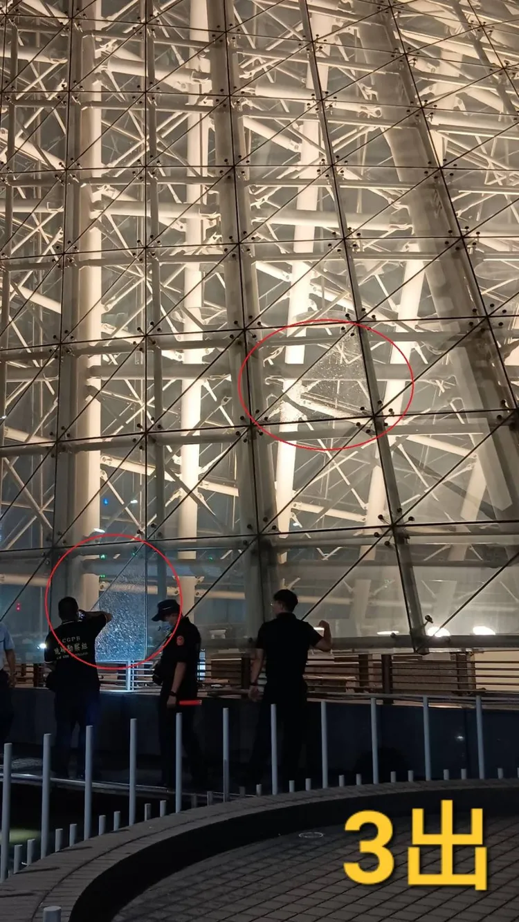 警方發現二號及三號(圖)出入口，合計共有四片玻璃遮罩破裂。翻攝畫面