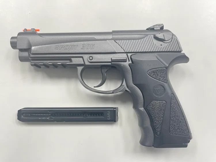 吳男求職不成，竟以BB彈對捷運站玻璃遮罩射擊。翻攝畫面