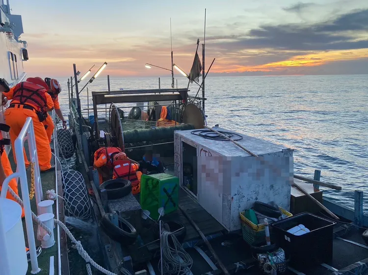 陳姓漁工在大甲溪外海3海浬處熱衰竭，由同事向海巡隊求援。台中海巡隊提供