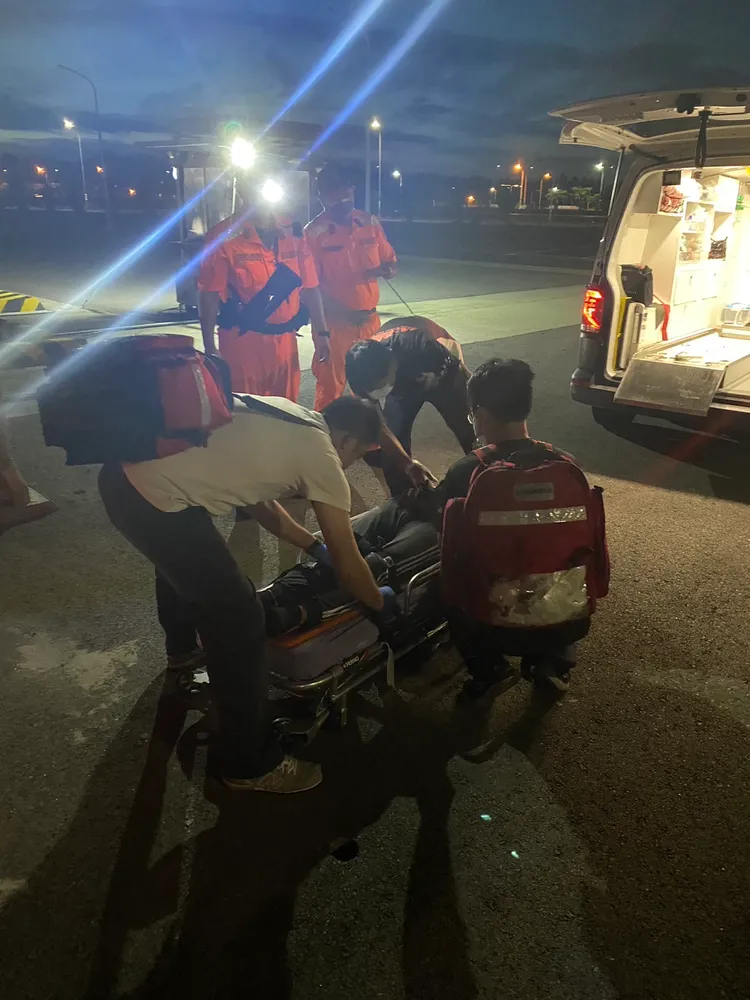 救護人員將陳姓船員送醫治療。台中海巡隊提供