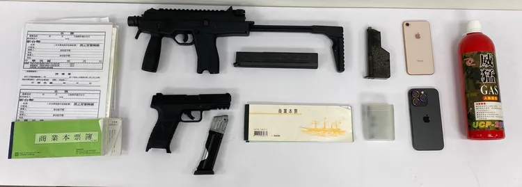 警方查獲槍枝等證物。翻攝畫面