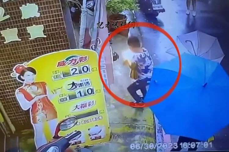 男童手錶突然起火，當下卻拿不下手錶，只能忍痛到錶帶燒斷才脫困。翻攝畫面