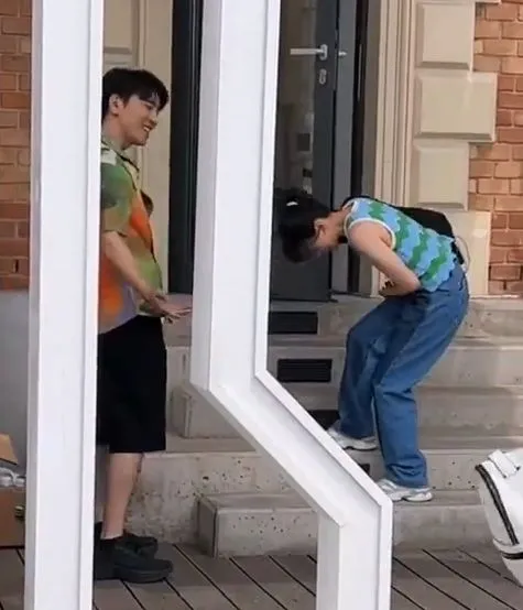 賈靜雯（右）和趙又廷熱聊，彎腰大笑。翻攝微博