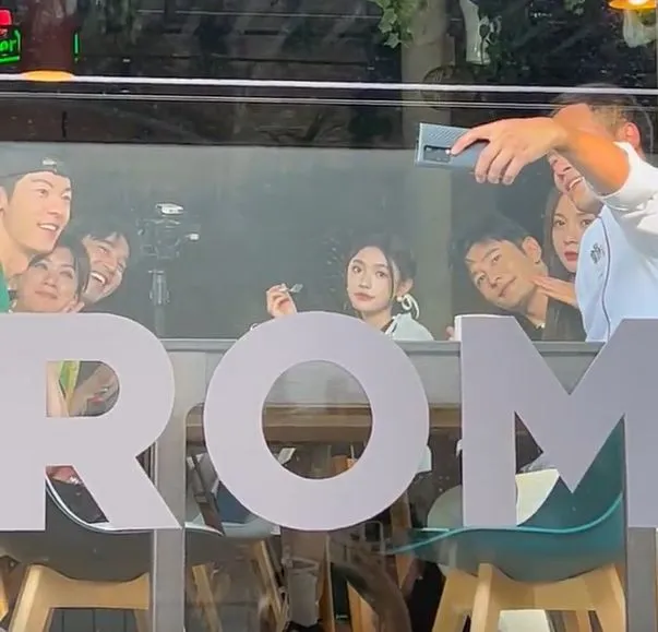 許光漢（左起）、賈靜雯、趙又廷、林允、黃曉明、沈夢辰和林大廚在餐廳內自拍。翻攝微博