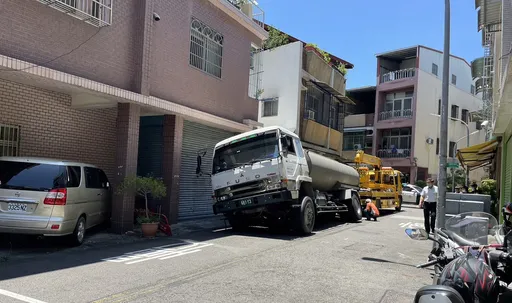 高雄鳳山突現天坑 驚!水車加水站補給輪胎陷路面