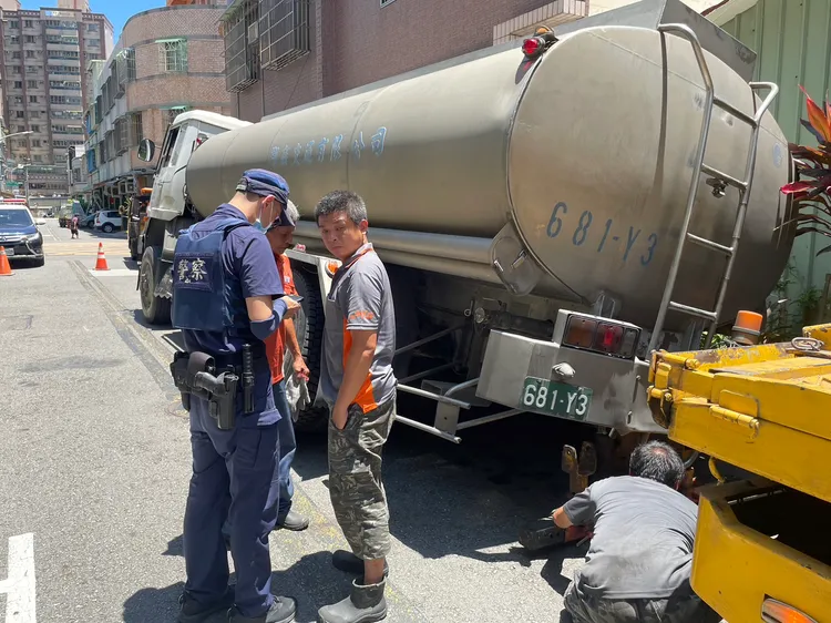 水車陷入路面。翻攝畫面