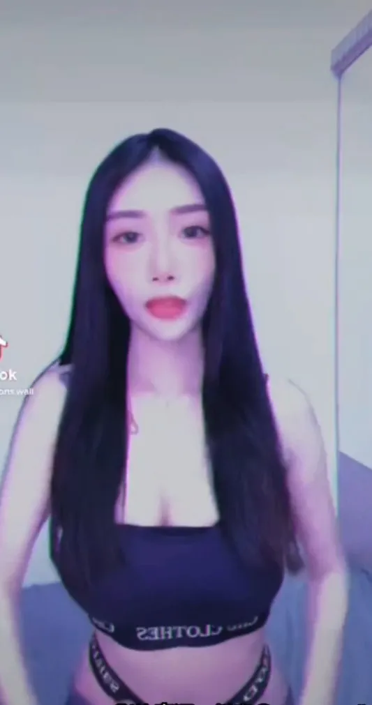 纖細小蠻腰，可以再近一點拍低一點嗎？。抖音@gons_wall 提供