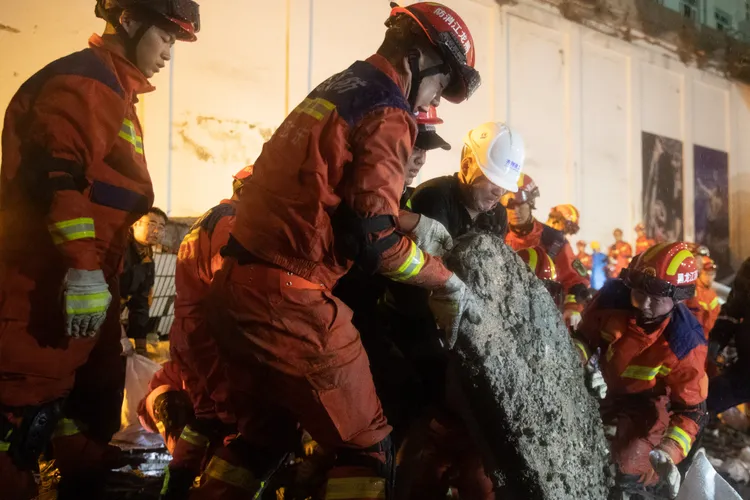 救難人員徹夜搶救。新華社