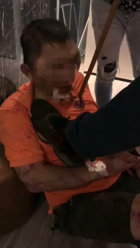 任男遭押到茶行凌虐。讀者提供