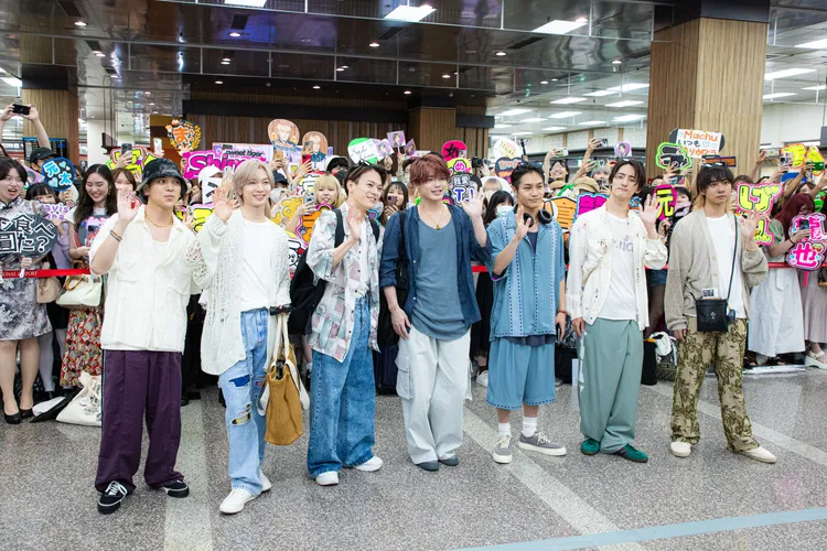 宮近海斗（左起）、七五三掛龍也、松倉海斗、吉澤閑也、松田元太、川島如恵留、中村海人對鏡頭揮手打招呼。COMEON JKSSP提供