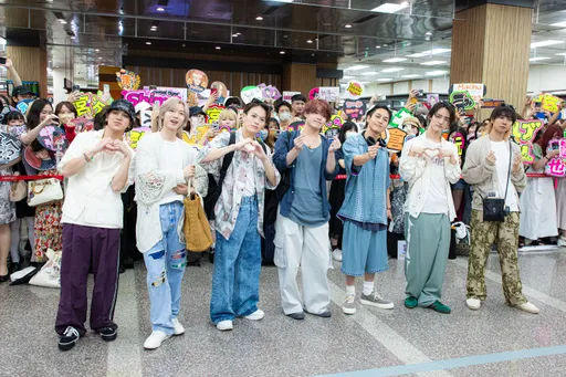 傑尼斯Travis Japan衝破颱風抵台 粉絲穿旗袍接機哭倒在地