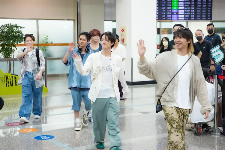 Travis Japan一路揮手致意。COMEON JKSSP提供