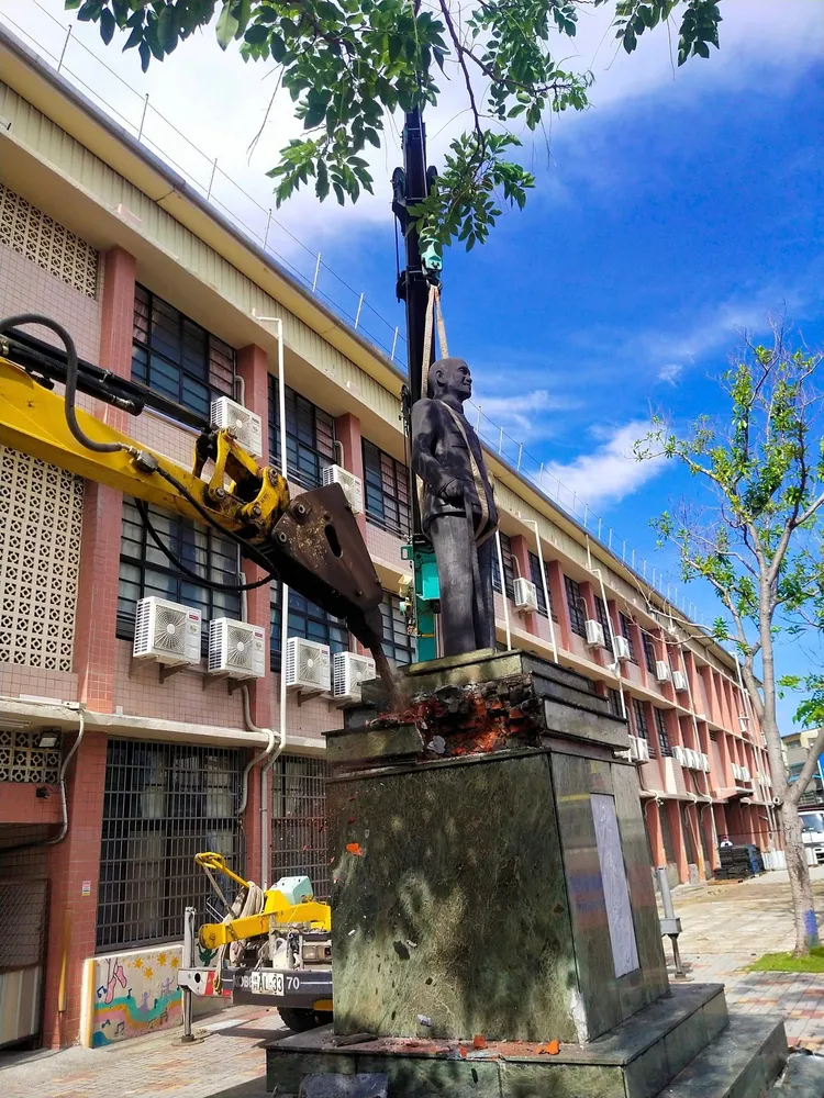 一名曾姓吊車司機將吊掛蔣公銅像的照片PO網，只見吊掛帶披掛在蔣公銅像身上顯得相當具有違和感。曾男提供