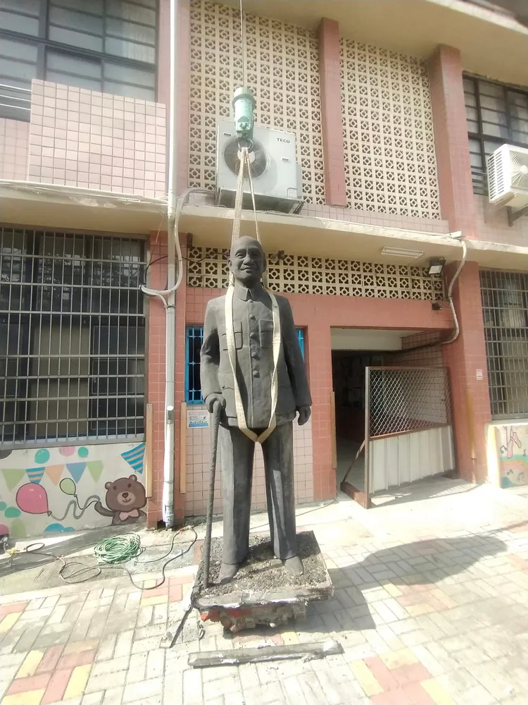 一名曾姓吊車司機將吊掛蔣公銅像的照片PO網，只見吊掛帶披掛在蔣公銅像身上顯得相當具有違和感。曾男提供