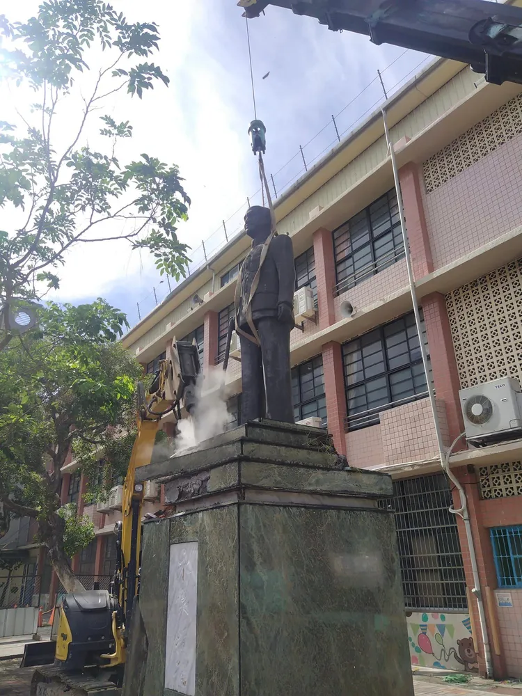 一名曾姓吊車司機將吊掛蔣公銅像的照片PO網，只見吊掛帶披掛在蔣公銅像身上顯得相當具有違和感。曾男提供