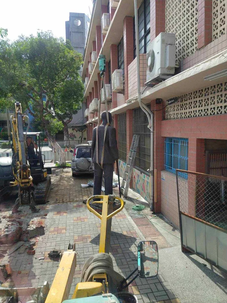 一名曾姓吊車司機將吊掛蔣公銅像的照片PO網，只見吊掛帶披掛在蔣公銅像身上顯得相當具有違和感。曾男提供