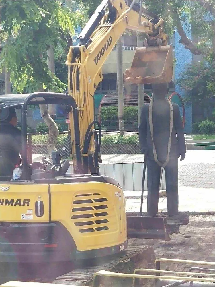 一名曾姓吊車司機將吊掛蔣公銅像的照片PO網，只見吊掛帶披掛在蔣公銅像身上顯得相當具有違和感。曾男提供